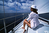 Frau geniesst den Aussicht vom Segelschiff Pebbles, Puerto de Mogán, Gran Canaria, Kanarische Inseln, Spanien