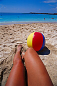 Frauenbeine im Sand, Playa de los Amadores, Puerto Rico, Gran Canaria, Kanarische Inseln, Spanien