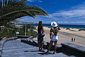 Zwei Frauen betrachten den Aussicht, Playa del Ingles, Gran Canaria, Kanaren, Spanien