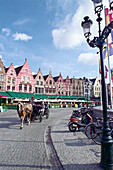 Pferdekutsche, Cafes und Giebelhäuser unter Wolkenhimmel, Grote Markt, Brügge, Belgien, Europa