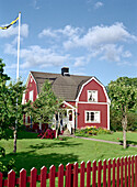 Typisches Holzhaus im Sonnenlicht, Smaland, Schweden, Europa