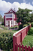 Typisches Holzhaus unter Wolkenhimmel, Vimmerby, Smaland, Schweden, Europa