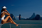 Frau sitzt auf der Reling, Phuket Thailand