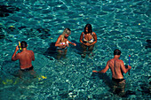 Touristen beim Baden, Bucht von La Gavina Formentera, Balearen, Spanien