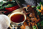 Traditionelle Kost, Brühe und Fleischspießchen Vietnam