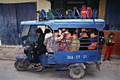 Mini-Schulbus in Hanoi, Vietnam Stürtz