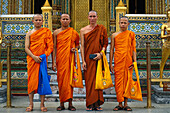 Mönche vor dem Wat Phra Keo Tempel, Bangkok, Thailand, Asien