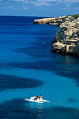 Paar auf einem Tretboot an einer Steilküste, Formentera, Balearen, Spanien, Europa
