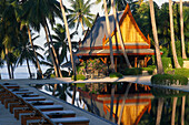 Amanpuri Hotel mit Pool unter Palmen, Phuket, Thailand, Asien