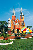 Notre Dame Kirche und Marienstatue in einem Park, Saigon, Vietnam, Asien