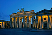 Blick von Brandendurger Tor bei Nacht, Berlin, Deutschland