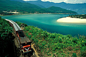 Zug fährt an der Küste entlang, Vietnam, Asien