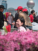 Lächelnde Frau mit Blumen in Shanghai, Shanghai, China, Asien