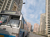 Ein Bus auf der Strasse, Shanghai, China