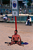 Mann am Strand, Bondi Beach, NSW Australien
