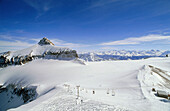 Skilift auf dem sonnenbeschienenen Diablerets Gletscher, Oldenhorn, Gstaad, Schweiz