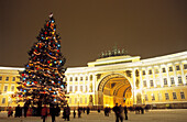 Weihnachtsbaum und beleuchtetes Gebäude am Palastplatz bei Nacht, St. Petersburg, Russland, Europa