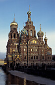 Blick auf die reich dekorierte Fassade der Auferstehungskirche, St. Petersburg, Russland