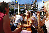 Freundinnen beim Trinken, Östermalm, Stockholm, Schweden