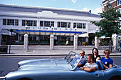 Junge Erwachsene in Auto vor Blue Bird Restaurant, Sloane Square, Chelsea, London, England, Großbritannien