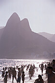 Menschen am Ipanema Strand im Sonnenlicht, Morro Dois Irmaos, Rio de Janeiro, Brasilien, Südamerika, Amerika