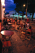 Menschen in einem Strassencafe am Abend, Paraty, Rio de Janeiro, Brasilien, Südamerika, Amerika