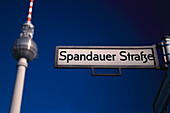Straßenschild und Fernsehturm, Berlin, Deutschland