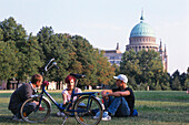 Jugendliche im Park, Potsdam, Deutschland