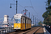 Straßenbahn Nr 2 in Budapest, Kettenbrücke, Budapest, Ungarn