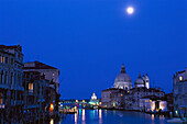 Der Canale Grande und die Kirche Santa Maria della Salute in einer Mondnacht, Venedig, Italien