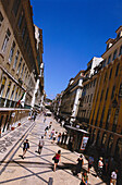 Straße von Baixa mit Passanten, Lissabon, Portugal