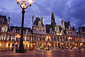 Hotel de Ville, Rathaus von Paris am Abend, Architekten Théodore Ballu und Pierre Deperthes, Paris, Frankreich