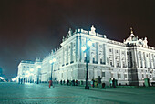 Der beleuchtete Palacio de Oriente bei Nacht, Madrid, Spanien