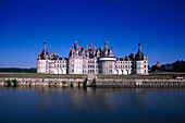 Jagdschloss Château de Chambord mit Teich, Indre et Loire, Frankreich