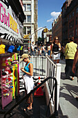 Menschen auf der Strasse in Soho, Manhattan, New York, USA, Amerika