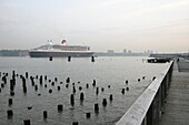 Queen Mary 2, Old pier, Hudson River, Manhattan, Queen Mary 2, QM2 Alte Piers am Hudson River, Manhattan, New York. QM2 läuft am frühen Morgen ein.