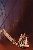 Painting the Queen Mary 2, Shipyard in Saint-Nazair, France, Buch S. 29