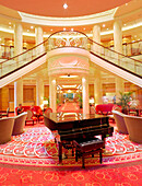 Klavier in der Grand Lobby, Queen Mary 2, Kreuzfahrtschiff