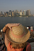 Queen Mary 2, Put out from Manhattan, Queen Mary 2, QM2 Auslaufen am Abend aus New York, Blick vom Heck auf Manhattan.