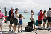 Queen Mary 2, Passengers on a pier, St. Maarten, Queen Mary 2, QM2 Vor Anker liegend vor der Kueste von St.Maarten in der Karibik. Passagiere warten auf Boote fuer den Ruecktransport zum Schiff. Buch S. 133
