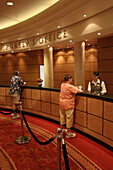 Queen Mary 2, Pursers office, Grand lobby, Queen Mary 2, QM2 Das Pursers Office auf Deck 02 in der Grand Lobby.