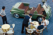 Oldtimer und Menschen vor einem Café, Piazza del Duomo, Amalfi, Campania, Italien, Europa
