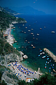 Blick von oben auf Badestrand und Boote in einer Bucht, Conca dei Marini, Amalfitana, Campania, Italien, Europa