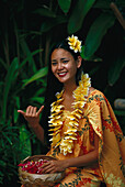 Lächelnde polynesische Frau mit Blumenkette, Laie, Oahu, Hawaii, USA, Amerika