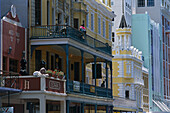 Blick auf Häuserfassaden und Balkons, Long Street, Downtown, Kapstadt, Südafrika, Afrika