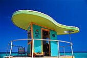 Art deco Rettungsschwimmerhäuschen unter blauem Himmel, South Beach, Miami Beach, Florida, USA, Amerika
