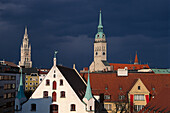 Ausblick über den Dächern von München mit Rathaus und Altem Peter, Bayern, Beutschland