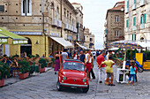 Kleines rotes Auto und Menschen in der Altstadt, Tropea, Kalabrien, Italien, Europa