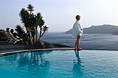 People at pool, Perivolas Hotel, Oia, Santorin, Kyklades, Greece