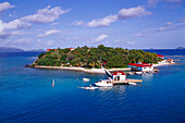 Insel mit Palmen im Sonnenlicht, Marina Cay, Britische Jungferninseln, Karibik, Amerika